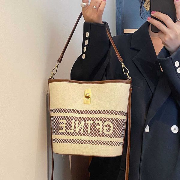 

bag 2023 hand fashionable new embroidered letter bucket triumphal arch single shoulder messenger simple handle summer fashion bag
