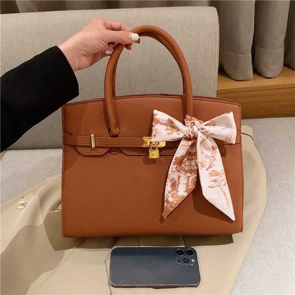 

2023 spring new fashion crossbody bag shoulder bag litchi pattern with lock fashion fashionable handbag