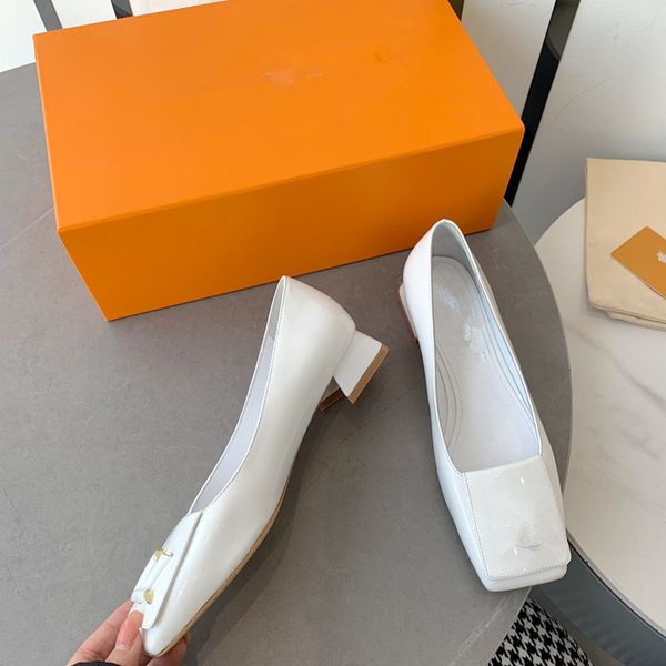 

2022 high heels formal dress shoes sandals designer luxury embroidery leather flat buckle sandal ladies metal letters work wedding party 021, Black