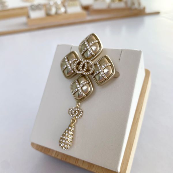

pins pearl broochs designer jewelry wo mens brooch fashion brand letters small sweet wind brooch women pearl letter diamond tassel brooch, Gray