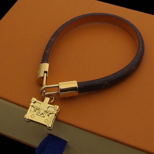 

luxury charm bracelets designer four leaf flower bracelet letter v bracelet brown pattern leather handbag bangles for mens fashion womens bi, Golden;silver