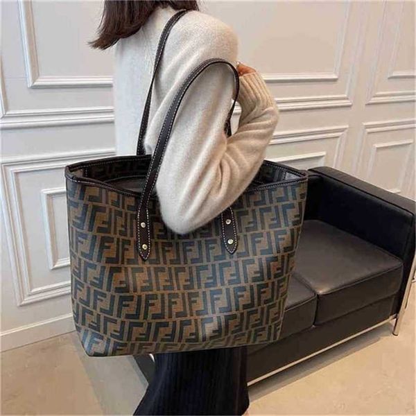 

handbag 2023 new bag capacity printed letter tote and texture underarm moisture