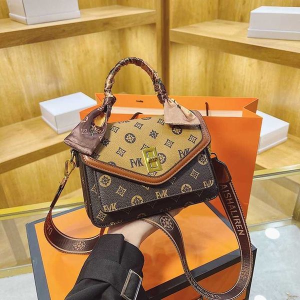 

women's bag 2023 trend handbag fashionable small square women's hand single shoulder messenger bag shoulder bags 75%off