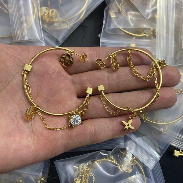 

women hoops earrings fashion womens big circle simple earring jewelry luxurys designer earrings letter v stud earring wholesale e-074, Golden;silver