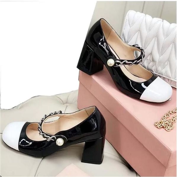 

woman shoe vintage classic sandals black and white contrast pearl chain thick heel shoes summer luxurys designers shoe stitching toe cap fla