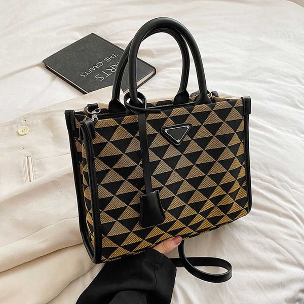 

2023 new shoulder bag canvas large capacity single shoulder messenger women new autumn small crowd portable commuter tote baghigh