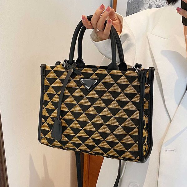 

wholesale market 2023 luxury canvas female new niche large capacity messenger commuter portable one shoulder tote baghigh quality