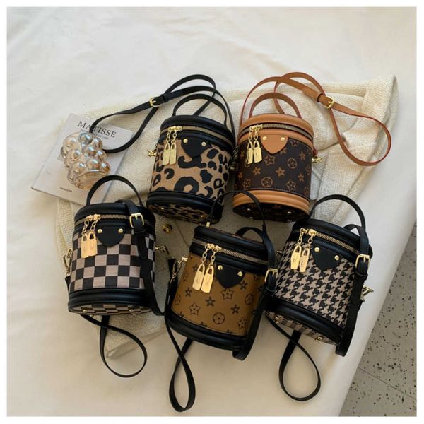 

2023 new shoulder bag women's trend new bucket checkered hand large capacity shoulder baghigh