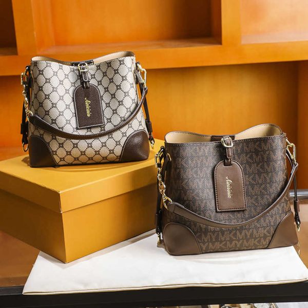 

2023 new crossbody bags for female advanced small square bucket single shoulder messenger women's large capacity tote bag shoulder hand