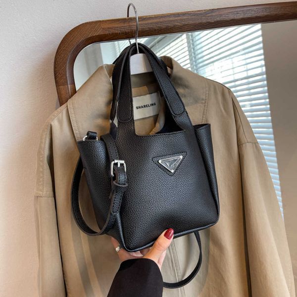 

new fashion bag wholesale market trend bucket new summer casual hand shoulder simple messenger baghigh
