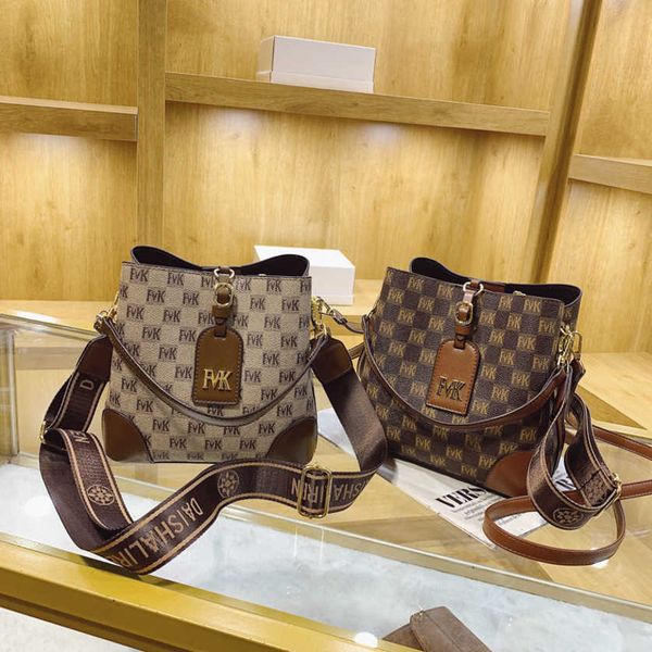 

2023 new crossbody bags for female bucket trend wide shoulder strap messenger large capacity texture portable women's bag shoulder hand