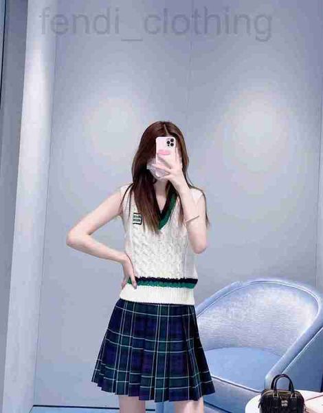 

two piece dress designer mi * 22 aw22 new women's logo decoration contrast v-neck sweater vest chest square embroidery uxc4, White