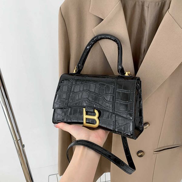

2023 new luxury fashion bag new single shoulder messenger hourglass women's simple portable foreign temperament baghigh