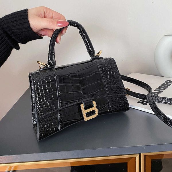 

wholesale market 2023 luxury simple crocodile hand new bright leather casual shoulder messenger women's quality