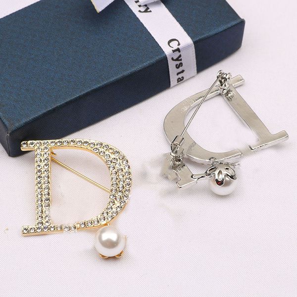 

famous design gold d brand brooches luxurys desinger brooch women rhinestone pearl letter suit pin fashion jewelry clothing decoration acces, Gray