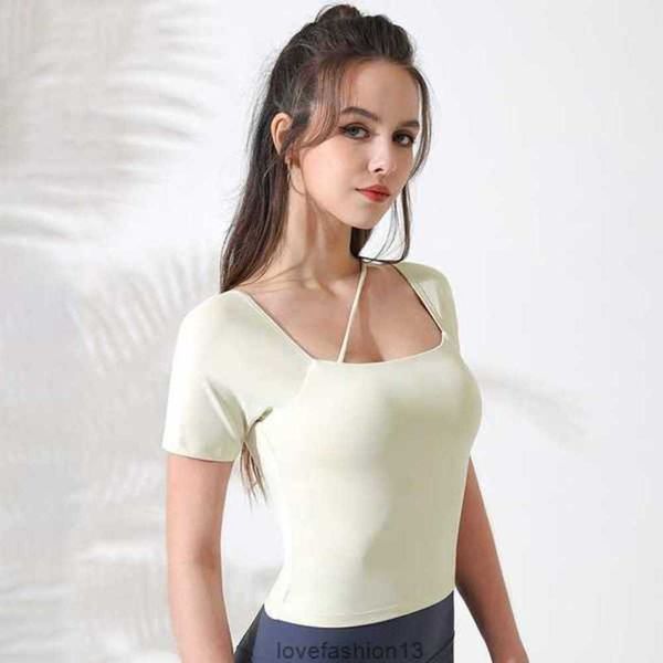 

2023 designer brand tank alos yoga new suit short sleeve with chest pad nude tight back sports running fitness t-shirt rybc, White
