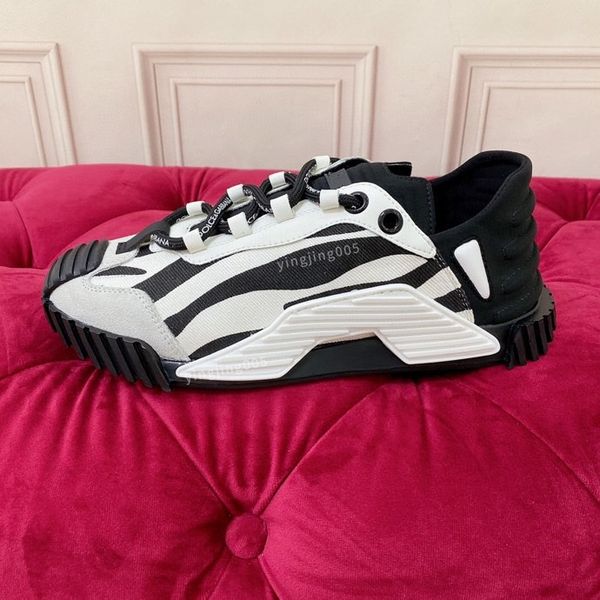 

2023 designer boots sneakers calfskin casual shoes reflective shoes vintage suede leather trainers all-match stylist sneaker leisure shoe, Black