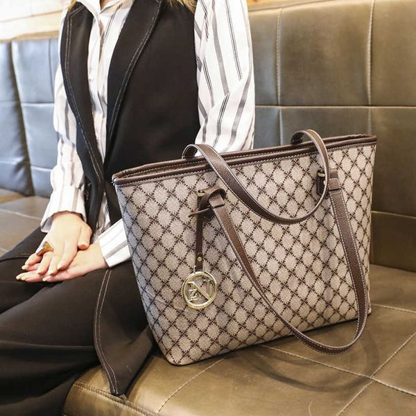 

luxury designer 2023 new ladies bags autumn winter versatile tote capacity one shoulder large bag women fashion crossbody handbags