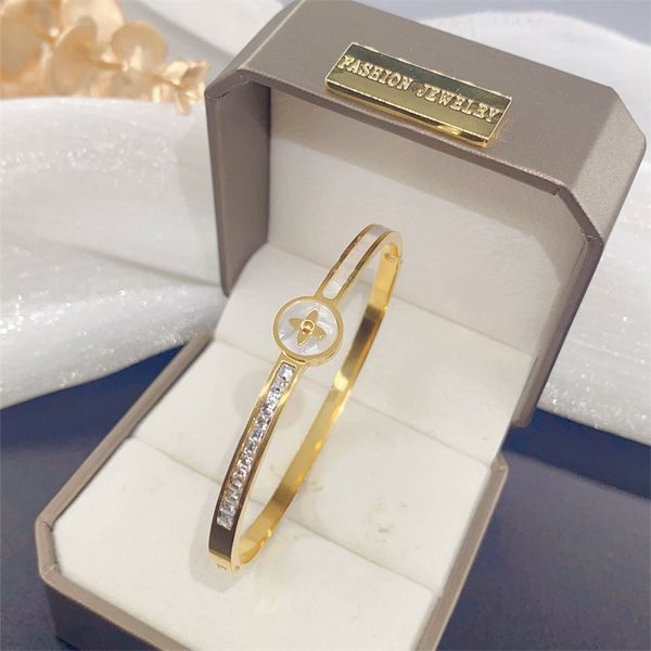 

High quality designer four flower fritillaria diamond bracelet plated with 18k gold Simple design gift for women's anniversary