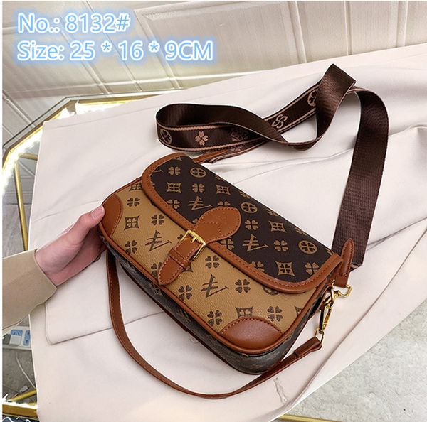 

factory wholesale ladies shoulder bag 2 colors flip small fresh contrast leather handbags elegant printed handbag simple letters mobile phon