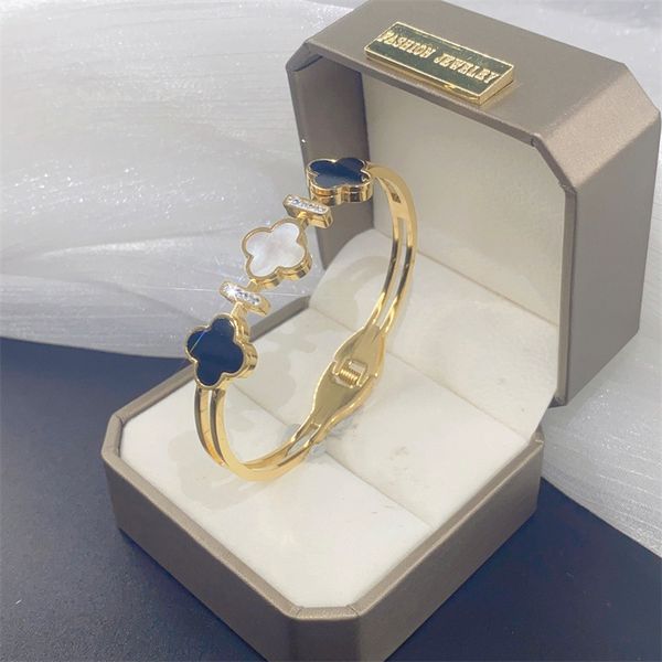 

High-quality designer letter shell crystal titanium steel bracelet shell fashion Valentine's Day gift wholesale