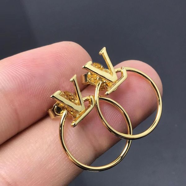 

2023 european and american simple hoop designer earrings. 18k gold-plated classic hoop luxury earrings designer for women. wedding party are, Golden;silver