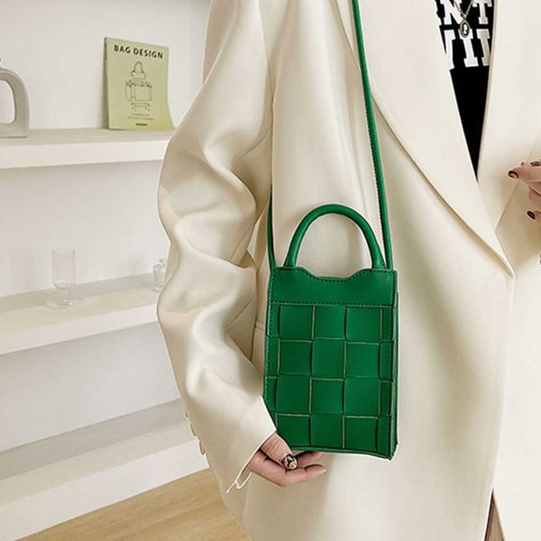 

fashion women small crossbody bags luxury design mini weave female shoulder handbags and purses trend new summer phone tote bag 230424