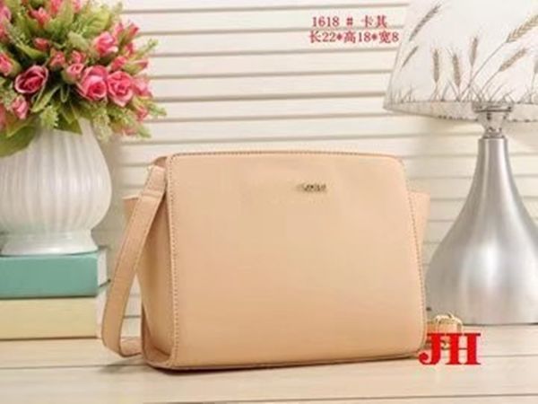 

2023 luxurys designers bags tote handbag pu leather classic ladies lock shoulder bag 6 colors gold chain 3 models