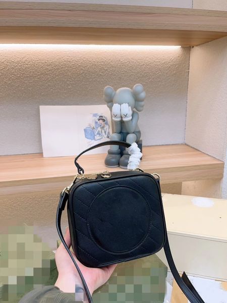 

2023 new women's bag, shoulder bag, crossbody bag, exquisite and fashionable, luxury outgoing, high beauty, versatile handbag trend
