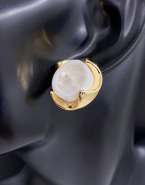 

2023 fashion new designer studs luxury round white studs brass material elegant charming everything no box, Golden