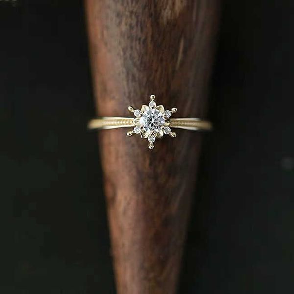

solitaire ring luxury female crystal snowflake ring trendy gold color thin engagement ring classic white round zircon wedding rings for wome, Golden;silver