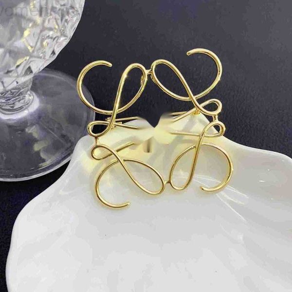 

pins, brooches designer classic hollow coat brooch design high-end geometric versatile pin suit fashion accessories, Gray
