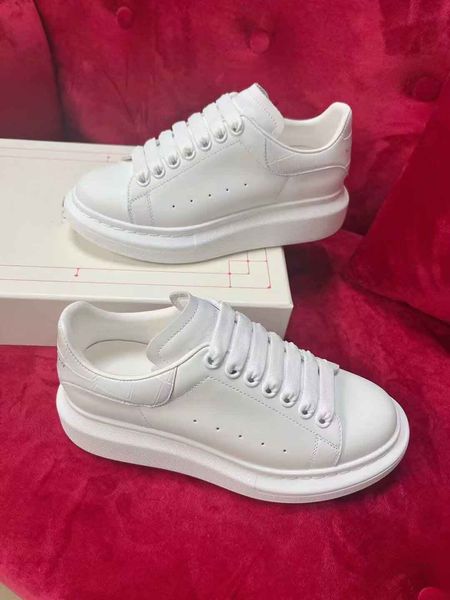 

casual shoes luxury 2023 brand platform sneakers men women comfort couple trainers white black calfskin leather rubber tread sole party dres