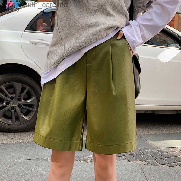 

volalo back buttons s-3xl fashion pu leather shorts women's autumn winter new 2023 loose five points leather trousers shorts l230522, White;black