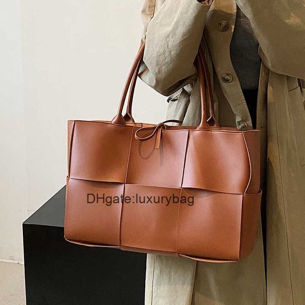 

aaaaabotteg uneta jodie mini teen intrecciato french bag for women's western- woven tote bag with large capacity commuting underarm bag