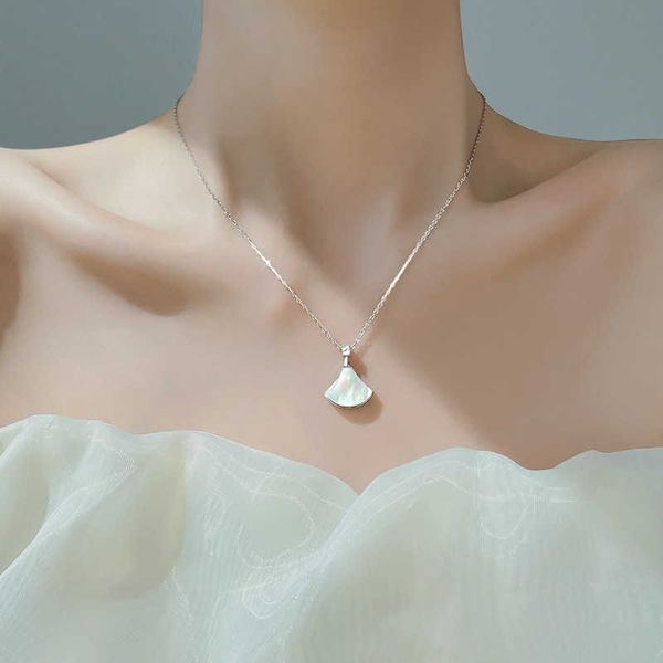 

silver skirt fan necklace female summer white fritillaria rose 2021 new niche clavicle chain, Black