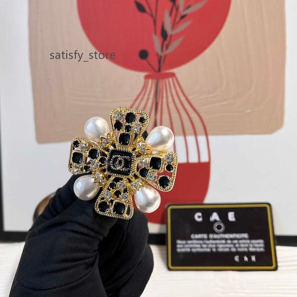 

18k gold plated brooches luxury brand designersblack and white diamond pearl print fashion women couple love brooches wedding party jeweller, Gray