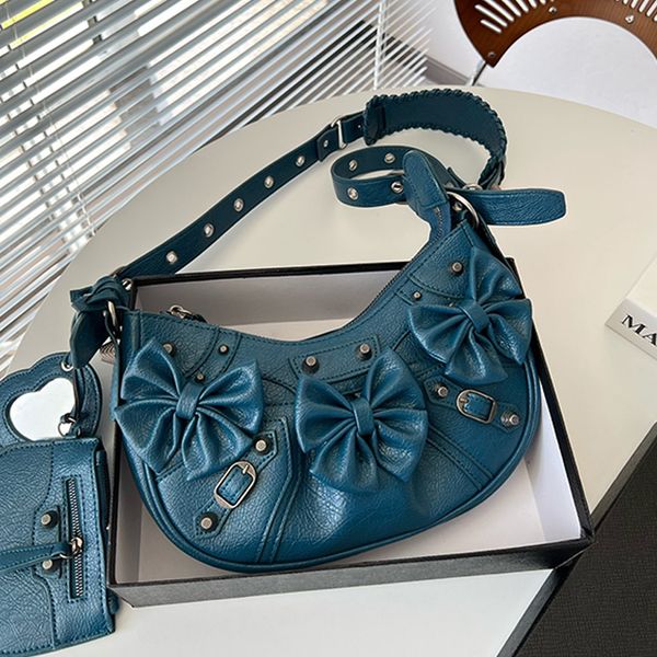 

half moon motorcycle bag designer le cagole crocodile pattern leather crossbody bag with heart-shaped makeup mirror coin purse shoulder bag