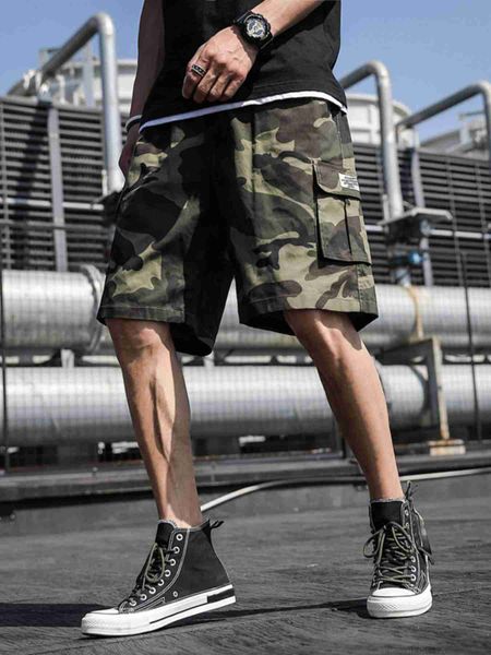 

men random camo print flap pocket drawstring waist cargo shorts, White;black