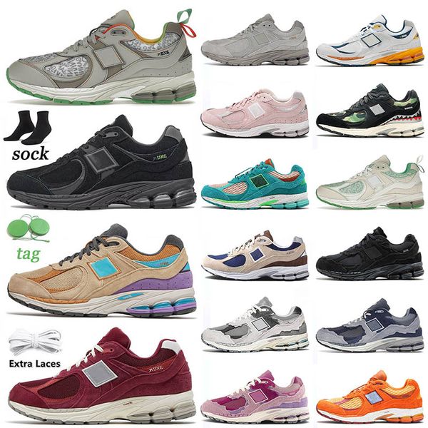 

2002r men women outdoor running shoes protection pack new year pink earth red phantom atlas lemon haze water be the guide black white camo m