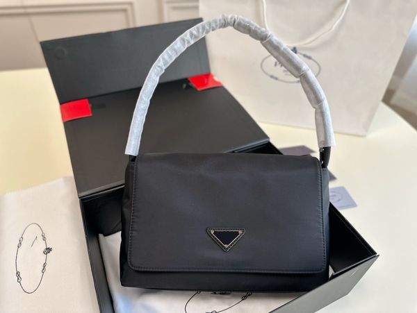 

2023 new single shoulder bag clamshell type bag body, nylon material lightweight and practical, high-grade texture and everything, commuting