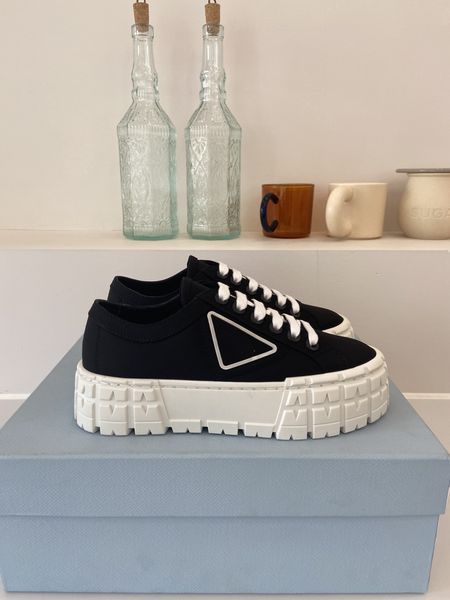 

2023 luxury designer calfskin casual shoes reflective sneakers vintage leather trainers fashion shoes lace-up women mens sneaker 444, Black