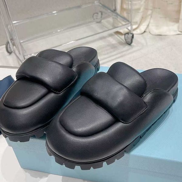 

2023 new women thick sole slippers runway designer lovely round toe summer outside non-slip vacation beach flat with slippers, Black