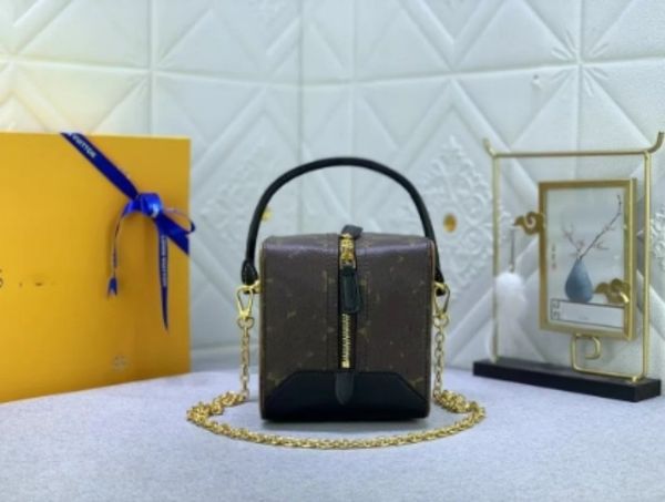 

2023 the latest printed square handbag fashion all-in-one shoulder bag