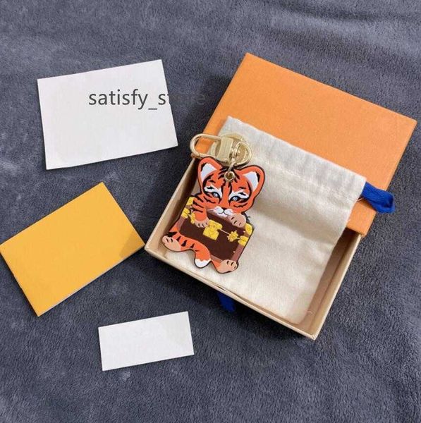 

2022 cute tiger pattern key chain buckle lovers car keychain handmade leather designers brand letter print keychains men women bag pendant a, Silver