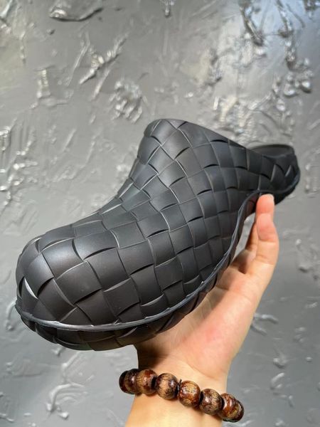 

baotou slippers men wear beach woven sandals and garden shoes with thick soles in summer., Black;white