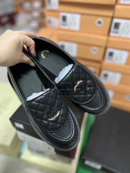

dress shoes 2023 designer dress shoe c branded black white loafers women quilted leather casual shoes flap chunky sneakers calfskin shoes lu