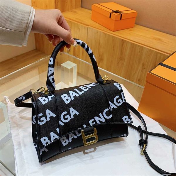 

bags women's bag 2023 aristocratic paris new letter print hourglass bag fashion single-room diagonal straddle handbag 80% online outlet