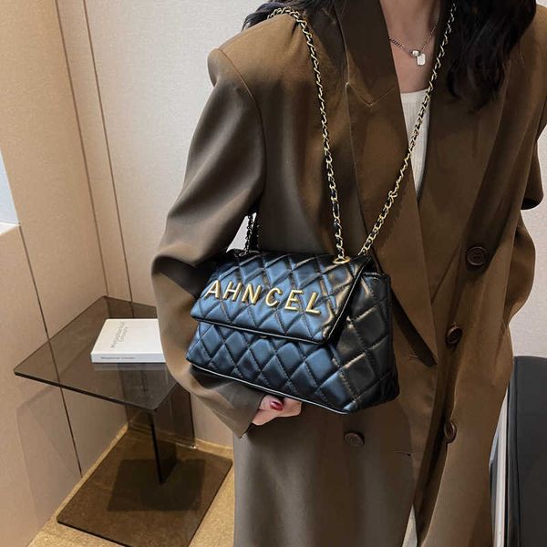 

2023 high grade handbag for women's fashion grandeur and versatility. embroidered thread diamond grid small square bag textured one sho