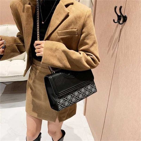 

2023 early autumn new trendy and high end design with small crowd of textured boxes versatile crossbody hands improving beauty for women&#03